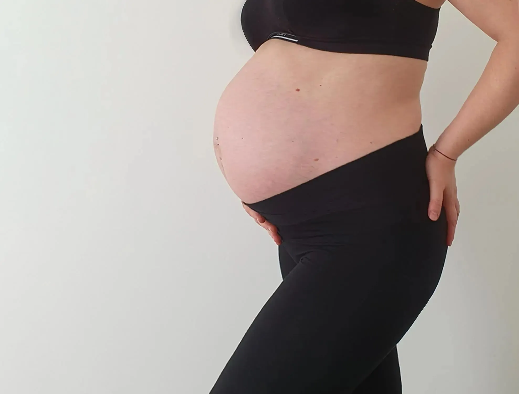 Maternity bamboo leggings in black by úton